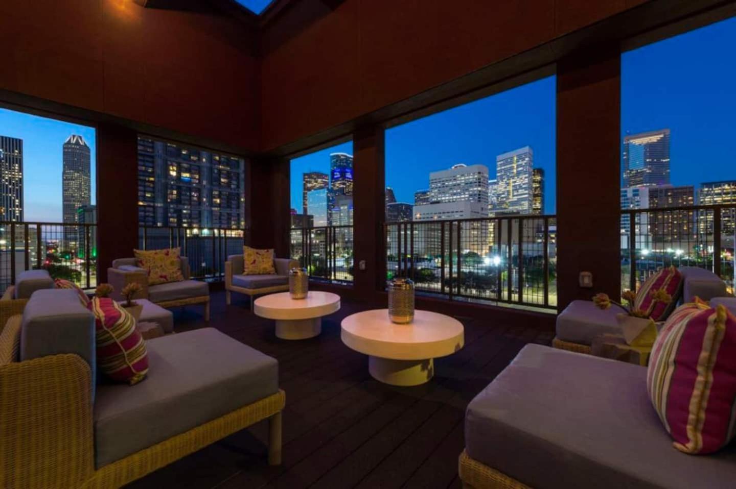 Downtown Apt Free Parking - Pool - Gym - Fully Kitchen Houston Eksteriør billede
