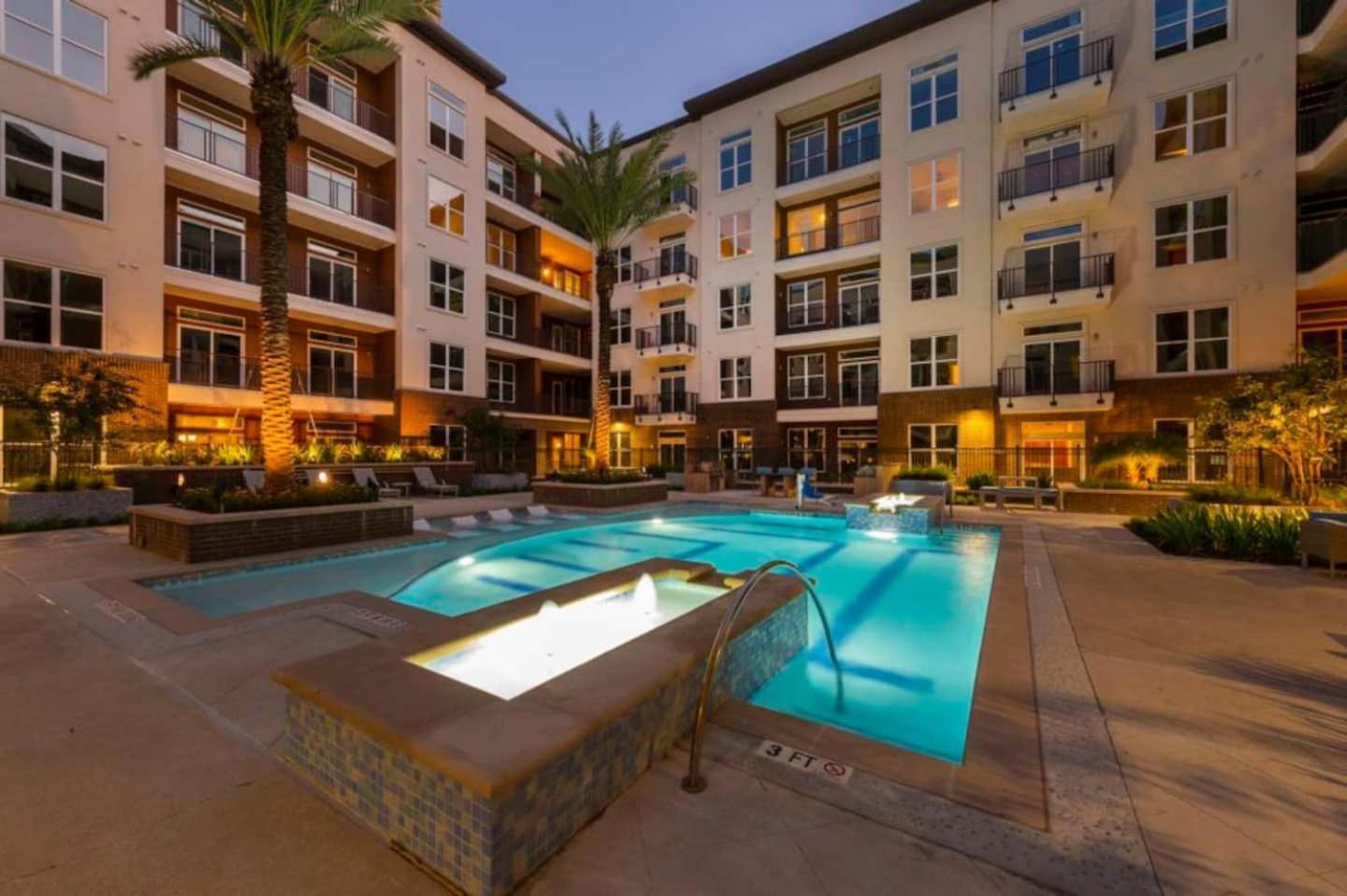 Downtown Apt Free Parking - Pool - Gym - Fully Kitchen Houston Eksteriør billede